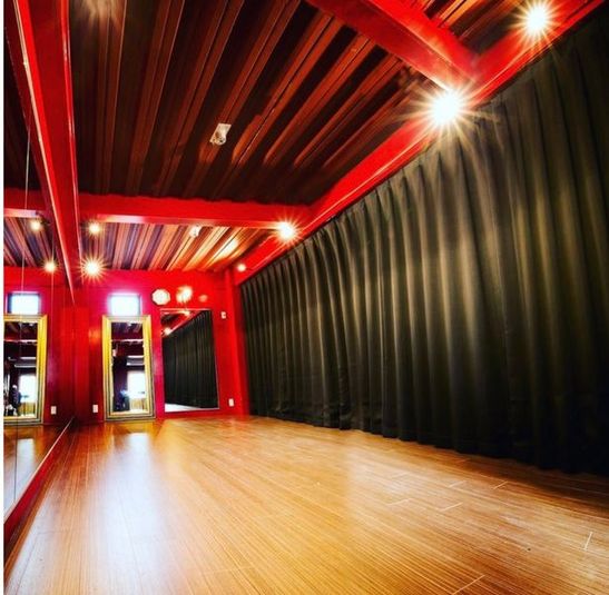 ダンススタジオクレセント 撮影やヒール使用可能な個人練習レンタルスタジオの室内の写真