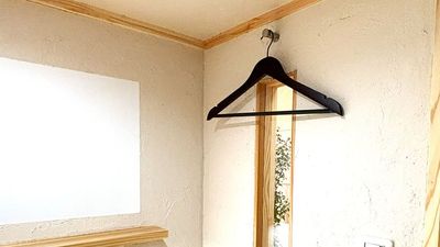 ハンガーもご利用ください。 - 【2ndBase_白島】 完全個室ブース（定員１名）の設備の写真