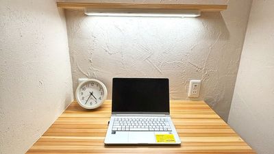 手元灯で明るく広めのデスクです。 - 【2ndBase_白島】 完全個室ブース（定員１名）の室内の写真