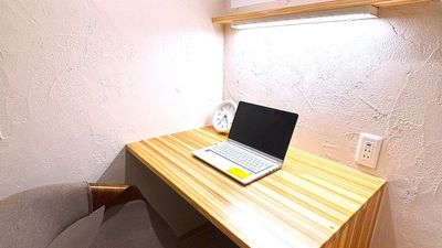 手元灯で明るく広めのデスクです。 - 【2ndBase_白島】 完全個室ブース（定員１名）の室内の写真