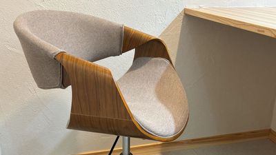 丸いフォルムがおしゃれな曲げ木のチェアです。 - 【2ndBase_白島】 完全個室ブース（定員１名）の設備の写真