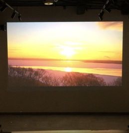 プロジェクターも利用可能
※白壁に投影
※接続して出力する機器やケーブルはご準備をお願いいたします。プロジェクターのみの貸出となります。
 - ZOU CREATIVE KITCHEN 【多目的スペース】セミナー･交流会・上映会・ヨガetc※5時間～の室内の写真