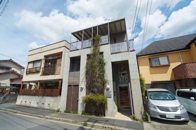 ビル全景。右下が入り口です。 - 《Fali-Studio》調布三鷹吉祥寺レンタルスペース  音楽ホール【調布🎻三鷹🎵吉祥寺】深大寺/ピアノ有/カラオケの外観の写真