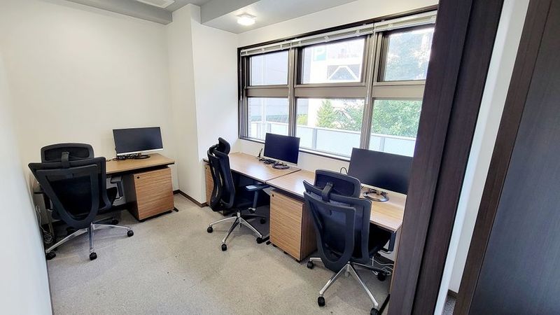 窓有のお部屋は明るく気分もはかどります。 - ビステーション新横浜 ビステーション新横浜　404の室内の写真