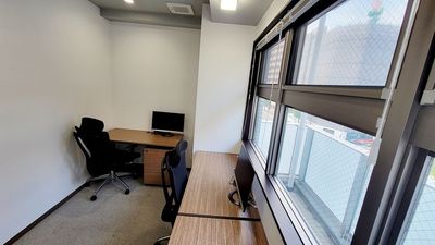 窓有のお部屋は明るく、作業もはかどります。 - ビステーション新横浜 ビステーション新横浜　404の室内の写真