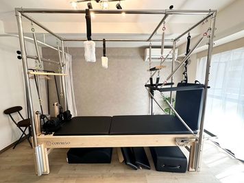 「キャデラック」プレートを合わせるだけで簡単に変えれます。 -  EBISU Pilates studio 恵比寿で一番駅チカ　最安最高品質な”マシン”ピラティスのスタジオの設備の写真
