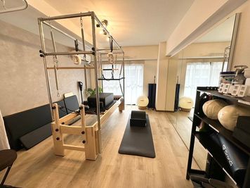 当スタジオ全体。マシンから備品まで充実した環境。 -  EBISU Pilates studio 恵比寿で一番駅チカ　最安最高品質な”マシン”ピラティスのスタジオの室内の写真