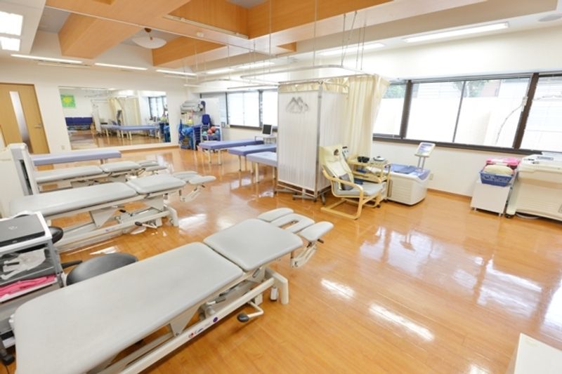 リハビリルーム+屋外人工芝 - 田園調布 長田整形外科