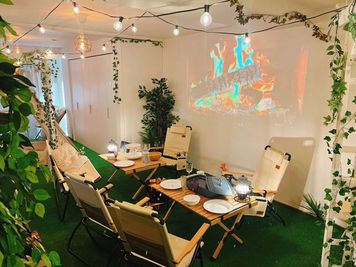いつもと雰囲気変えたデートや飲み会にピッタリ⛺️🎶 - 【湯島天神１分/不忍池徒歩６分】きゃんスペ湯島🎪 【きゃんスペ湯島】デート/おうちBBQ/たこパ/親睦会/歓送迎会の室内の写真