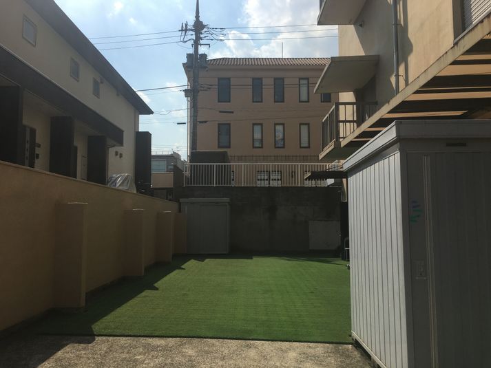 リハビリルーム+屋外人工芝 - 田園調布 長田整形外科