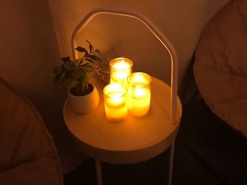 室内を暗くしてキャンドルライトをつければすぐに夜キャンプ風🏕 - 【湯島天神１分/不忍池徒歩６分】きゃんスペ湯島🎪 【きゃんスペ湯島】デート/おうちBBQ/たこパ/親睦会/歓送迎会のその他の写真