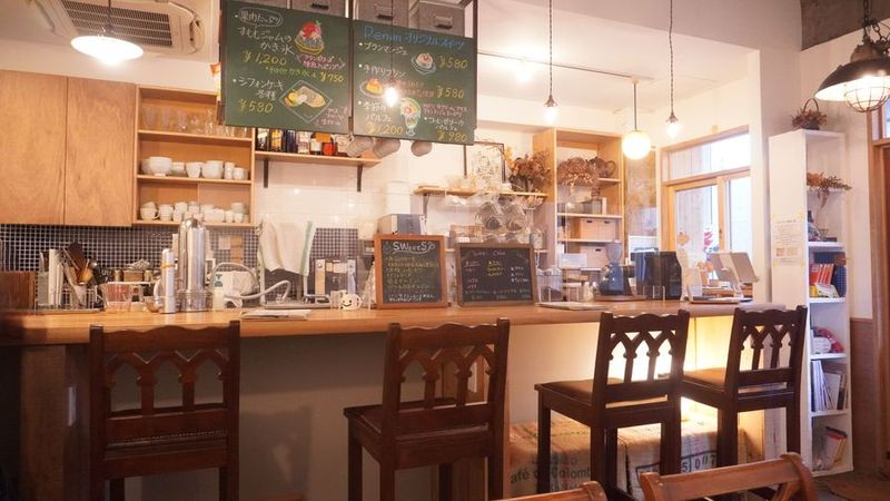 【川崎駅】商品撮影や短編映画などに！自然採光あるカフェ 清潔感と温かみを持つ自然採光あるカフェの室内の写真