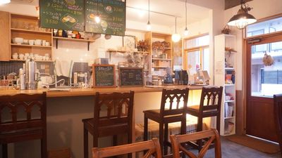 【川崎駅】商品撮影や短編映画などに！自然採光あるカフェ 清潔感と温かみを持つ自然採光あるカフェの室内の写真