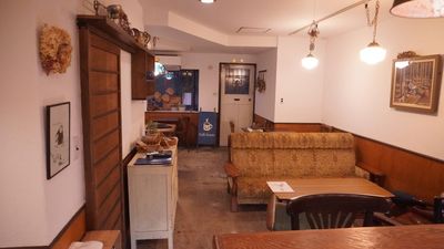 【川崎駅】商品撮影や短編映画などに！自然採光あるカフェ アンティークに囲まれた応接間カフェの室内の写真