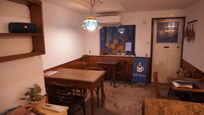 【川崎駅】商品撮影や短編映画などに！自然採光あるカフェ アンティークに囲まれた応接間カフェの室内の写真