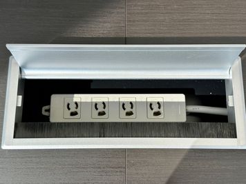【テーブルの電源タップポケットには4口延長コードが入っています】 - 【閉店】TIME SHARING 新大阪プライムタワー Room Bの設備の写真