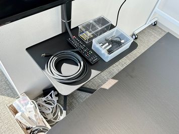 【モニター用の変換器・延長コード・ホワイトボード用の備品はモニターの周辺にまとめてあります】 - 【閉店】TIME SHARING 新大阪プライムタワー Room Bの設備の写真