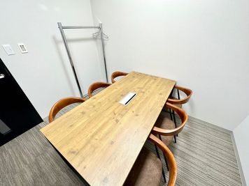 【対面で着席できるので、会議や打ち合わせにオススメです♪】 - 【閉店】TIME SHARING 新大阪プライムタワー Room Cの室内の写真