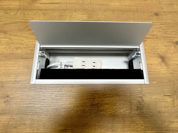 【テーブルの電源タップポケットには3口延長コードが入っています】 - 【閉店】TIME SHARING 新大阪プライムタワー Room Cの設備の写真