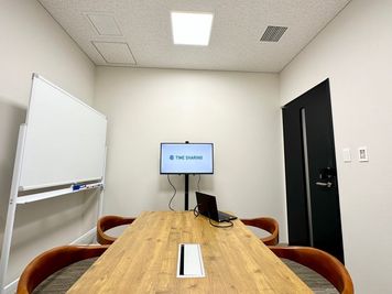 【モニターやホワイトボードなど室内の備品は全て無料でお使いいただけます】 - 【閉店】TIME SHARING 新大阪プライムタワー Room Cの室内の写真