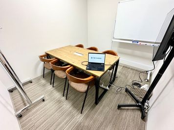 【6名着席可能、コンパクトなサイズのオシャレ会議室】 - 【閉店】TIME SHARING 新大阪プライムタワー Room Cの室内の写真