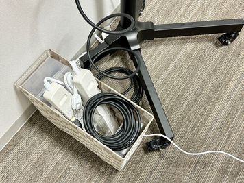 【モニター用の変換器・延長コード・ホワイトボード用の備品はモニターの下にまとめてあります】 - 【閉店】TIME SHARING 新大阪プライムタワー Room Cの設備の写真