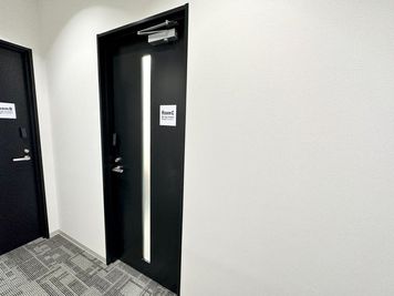【予約完了メールに記載された方法でご入室ください】 - 【閉店】TIME SHARING 新大阪プライムタワー Room Cの入口の写真