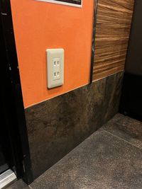 カラオケビッグエコー 大阪本町店 《2～4名用》会議・打ち合わせ用ルーム【サイズS】の室内の写真