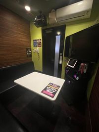 カラオケビッグエコー 大阪本町店 《2～4名用》会議・打ち合わせ用ルーム【サイズS】の室内の写真