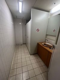 カラオケビッグエコー 大阪本町店 《2～4名用》会議・打ち合わせ用ルーム【サイズS】の室内の写真