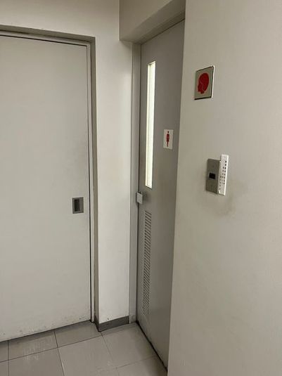 《2～4名用》会議・打ち合わせ用ルーム【サイズS】 - カラオケビッグエコー 大阪本町店