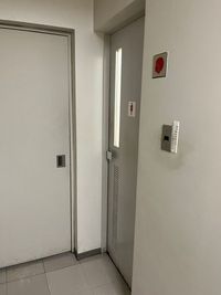 カラオケビッグエコー 大阪本町店 《2～4名用》会議・打ち合わせ用ルーム【サイズS】の室内の写真