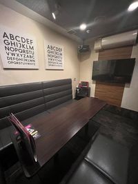 カラオケビッグエコー 大阪本町店 《5～8名用》会議・打ち合わせ用ルーム【サイズM】の室内の写真