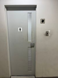 カラオケビッグエコー 大阪本町店 《5～8名用》会議・打ち合わせ用ルーム【サイズM】の室内の写真
