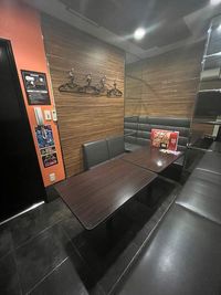 カラオケビッグエコー 大阪本町店 《5～8名用》会議・打ち合わせ用ルーム【サイズM】の室内の写真