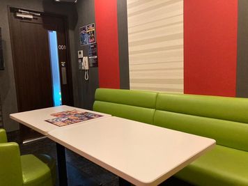 カラオケビッグエコー 淀屋橋駅前店 《5～8名用》会議・打ち合わせ用ルーム【サイズM】の室内の写真