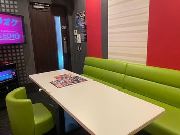カラオケビッグエコー 淀屋橋駅前店 《9～10名用》会議・打ち合わせ用ワークルーム【サイズL】の室内の写真