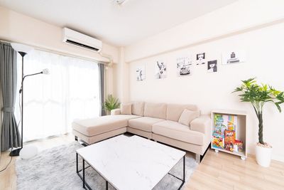 明るくて清潔感のある広々とした空間でお寛ぎください✨ - ローカル新大阪(新大阪駅徒歩5分) 大型65㌅テレビ・パーティースペース🎞️の室内の写真