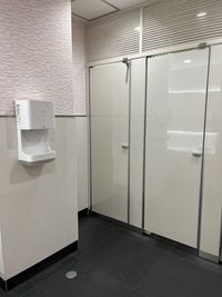 カラオケビッグエコー 天六店 《2～4名用》会議・打ち合わせ用ルーム【サイズS】の室内の写真