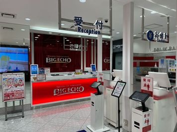 カラオケビッグエコー 天六店 《2～4名用》会議・打ち合わせ用ルーム【サイズS】の室内の写真