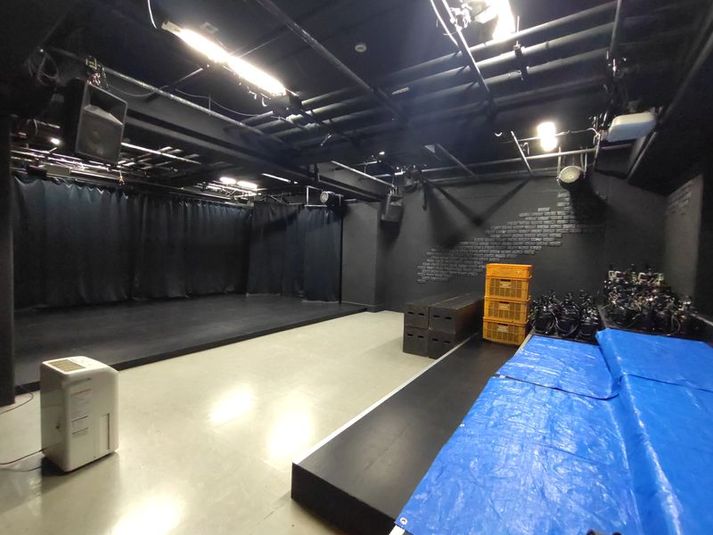 舞台面と客席ひな壇 - 劇的スペース・オメガ東京の室内の写真