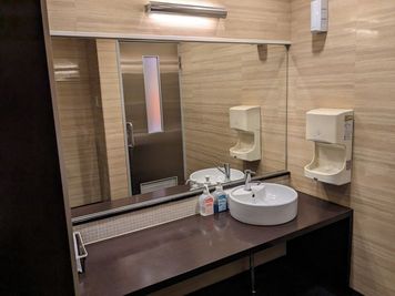 カラオケバナナクラブ 瓦町店 《2～4名用》会議・打ち合わせ用ルーム【サイズS】の室内の写真