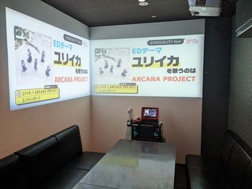 カラオケバナナクラブ 瓦町店 《2～4名用》会議・打ち合わせ用ルーム【サイズS】の室内の写真