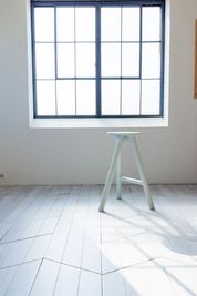 こちらは白を基調に、海外風の格子窓が特徴的なスペースです。 - Mystudio守谷の室内の写真