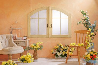 南欧をイメージしたオレンジ色の漆喰が特徴的なスペースです。窓の向こうから照明を当てることで自然光を再現できます。 - Mystudio守谷の室内の写真