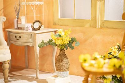黄色のアーティフィシャルフラワーと可愛らしい家具を集めました。館内の備品は自由にレイアウト変更が可能です - Mystudio守谷の室内の写真