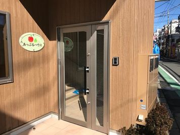 ウィズダムアカデミー二子玉川校 【スタディルームＡ】レンタルスペース（～10名）の入口の写真