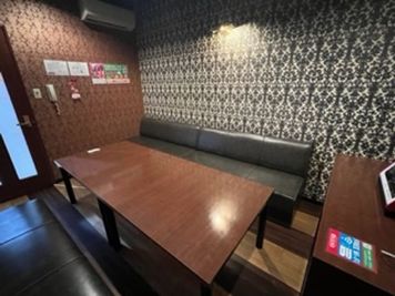 カラオケビッグエコー 屋島店 《9～10名用》会議・打ち合わせ用ワークルーム【サイズL】の室内の写真