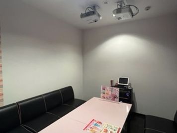 カラオケビッグエコー 屋島店 《9～10名用》会議・打ち合わせ用ワークルーム【サイズL】の室内の写真