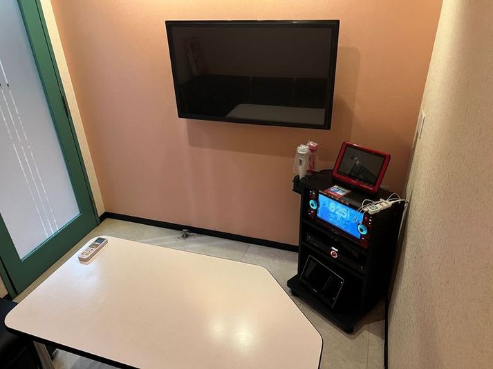 《2～4名用》会議・打ち合わせ用ルーム【サイズS】 - カラオケビッグエコー レインボー店 